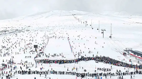 Erciyes'te hafta sonu pistler kayakçılarla doldu