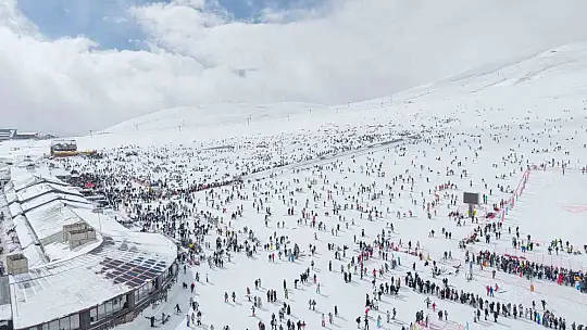 Erciyes'te hafta sonu pistler kayakçılarla doldu