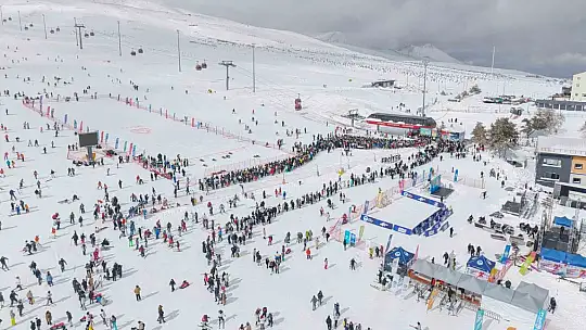 Erciyes'te hafta sonu pistler kayakçılarla doldu