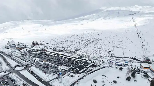 Erciyes'te hafta sonu pistler kayakçılarla doldu