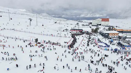 Erciyes'te hafta sonu pistler kayakçılarla doldu