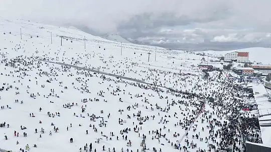 Erciyes'te hafta sonu pistler kayakçılarla doldu