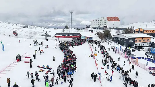 Erciyes'te hafta sonu pistler kayakçılarla doldu