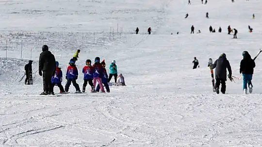 Erciyes'te hafta sonu yoğunluğu: Binlerce kişi akın etti