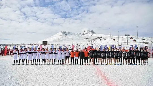 Erciyes'te Kar Ragbi Türkiye Şampiyonası nefes kesti