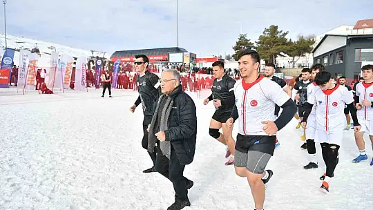 Erciyes'te Kar Ragbi Türkiye Şampiyonası nefes kesti