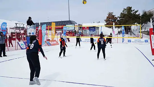 Erciyes'te kar voleybolu heyecanı