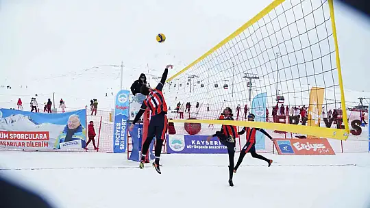 Erciyes'te kar voleybolu heyecanı