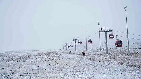 Erciyes'te kar yağışı, dağ beyaza büründü