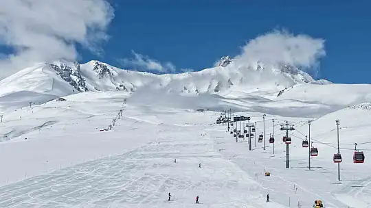 Erciyes'te kayak keyfi nisanda da sürecek