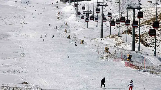 Erciyes'te kayak sezonu açıldı, kayakseverler pistlere akın etti