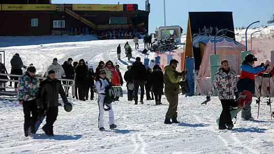 Erciyes'te kayak sezonu açıldı, kayakseverler pistlere akın etti