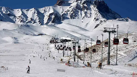 Erciyes'te kayak sezonu açıldı, kayakseverler pistlere akın etti