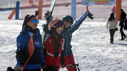 Erciyes'te kayak sezonu açıldı, kayakseverler pistlere akın etti