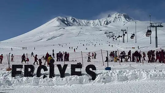 Erciyes'te kayak sezonu tüm hızıyla devam ediyor
