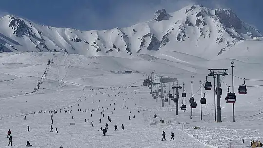 Erciyes'te kayak sezonu tüm hızıyla devam ediyor