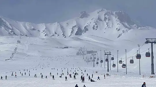 Erciyes'te kayak sezonu tüm hızıyla devam ediyor