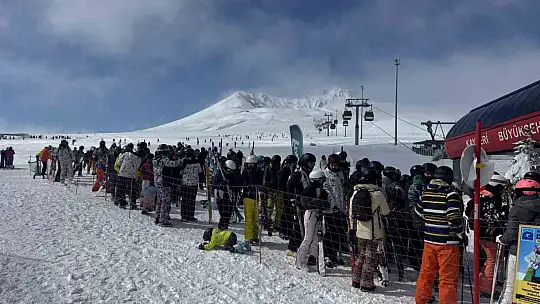 Erciyes'te kayak sezonu tüm hızıyla devam ediyor