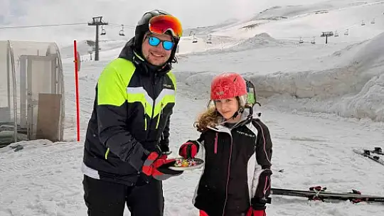 Erciyes'te kayak tutkunlarına bayram şekeri ikram edildi