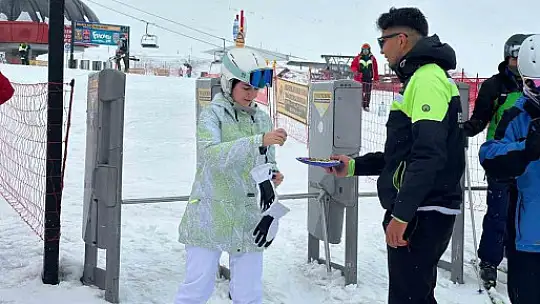 Erciyes'te kayak tutkunlarına bayram şekeri ikram edildi