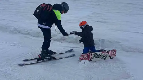 Erciyes'te kayak tutkunlarına bayram şekeri ikram edildi