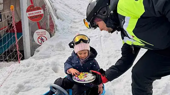 Erciyes'te kayak tutkunlarına bayram şekeri ikram edildi