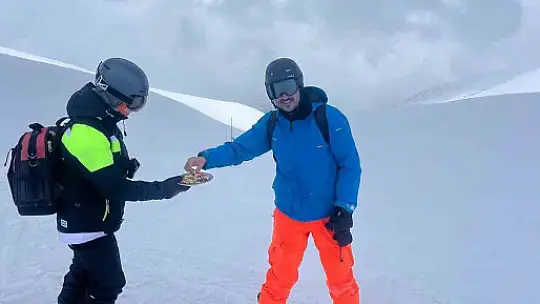 Erciyes'te kayak tutkunlarına bayram şekeri ikram edildi