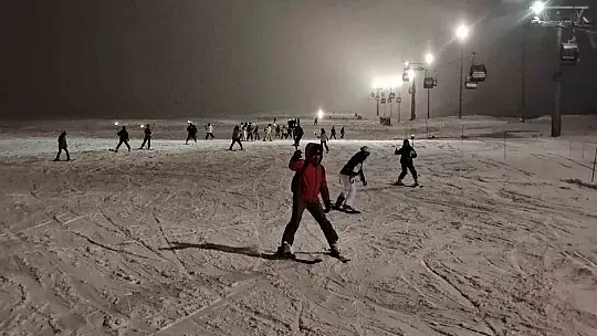 Erciyes'te meşaleli kayak