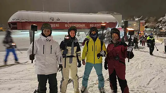 Erciyes'te meşaleli kayak