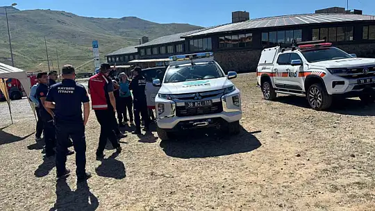 Erciyes'te rahatsızlanarak mahsur kalan 3 kişi kurtarıldı