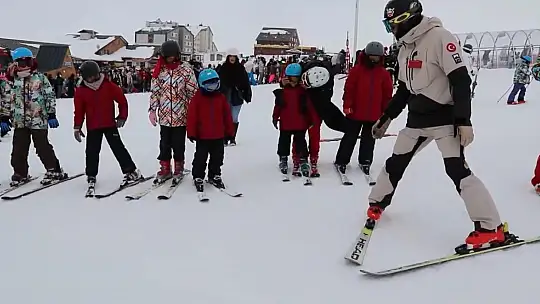 Erciyes'te şehit çocuklarına kayak eğitimi