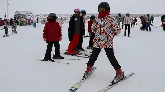 Erciyes'te şehit çocuklarına kayak eğitimi