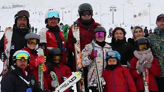 Erciyes'te şehit çocuklarına kayak eğitimi