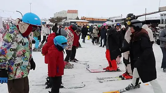 Erciyes'te şehit çocuklarına kayak eğitimi