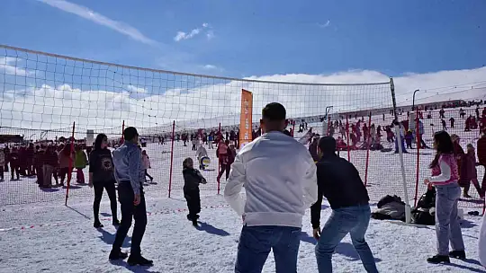 Erciyes'te spor şenliği ve gece kayağı
