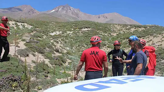 Erciyes'te yaralanan 2 dağcı mahsur kaldı