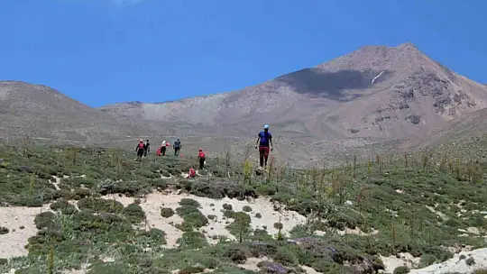 Erciyes'te yaralanan 2 dağcı mahsur kaldı