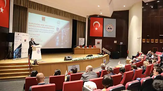 Erciyes Üniversitesi'nde 'Uluslararası Yapay Zeka Hukuku ve Hukukta Dijitalleşme Sempozyumu' düzenlendi