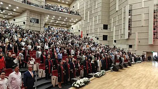 Erciyes Üniversitesi Tıp Fakültesi 51. dönem mezunlarını verdi