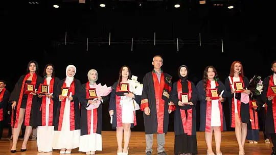 ERÜ'de 208 genç avukat mezun oldu