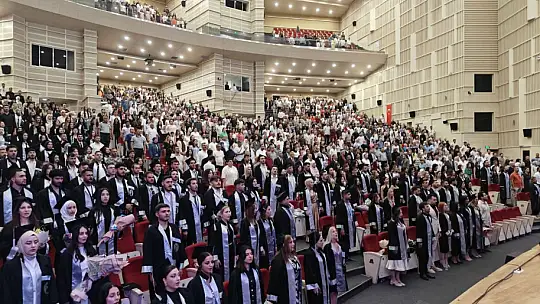 ERÜ'de genç iletişimciler mezun oldu