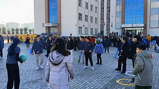 ERÜ'den 'Sporsuz Yaşam Susuz Hayata Benzer' etkinliği