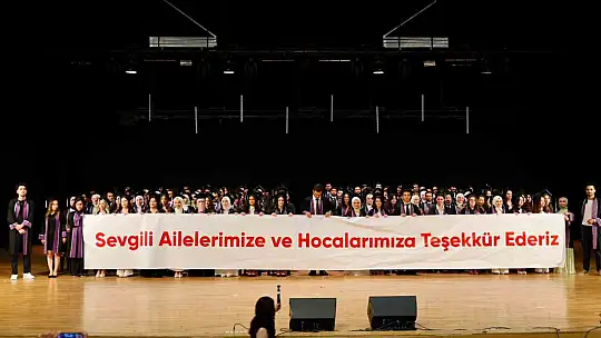 ERÜ Diş Hekimliği Fakültesi 17. dönem mezunlarını verdi
