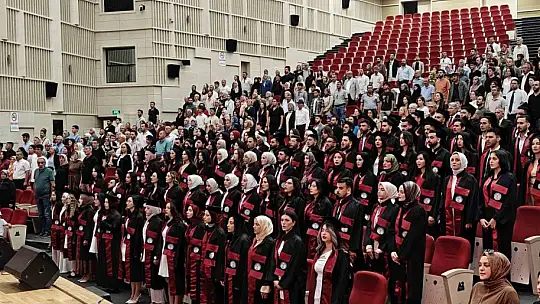 ERÜ Eczacılık Fakültesi 16. dönem mezunlarını verdi