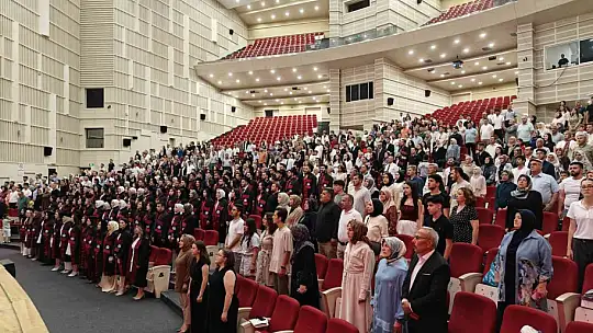 ERÜ Eczacılık Fakültesi 16. dönem mezunlarını verdi