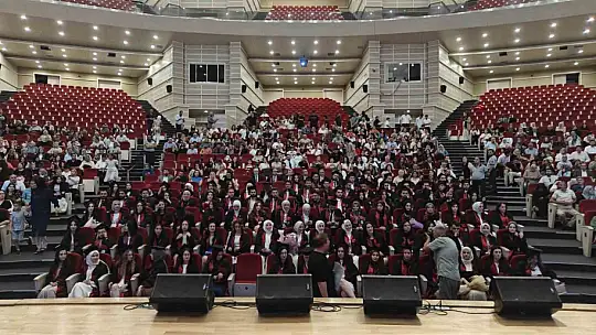 ERÜ Eczacılık Fakültesi 16. dönem mezunlarını verdi