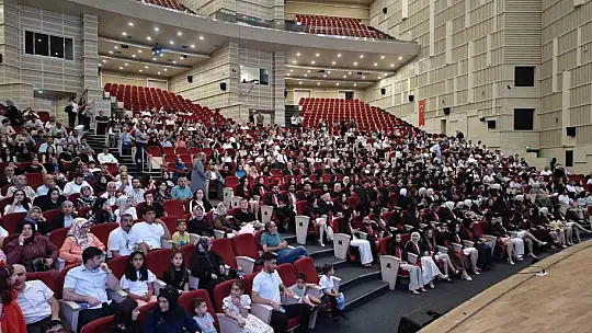 ERÜ Eczacılık Fakültesi 16. dönem mezunlarını verdi