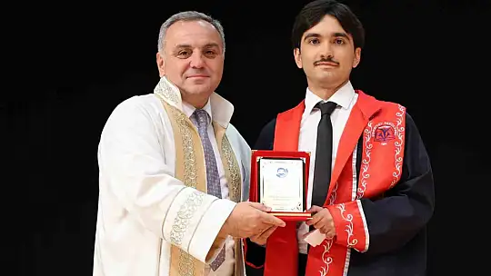 ERÜ Edebiyat Fakültesi mezuniyet sevinci