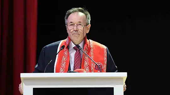ERÜ Edebiyat Fakültesi mezuniyet sevinci