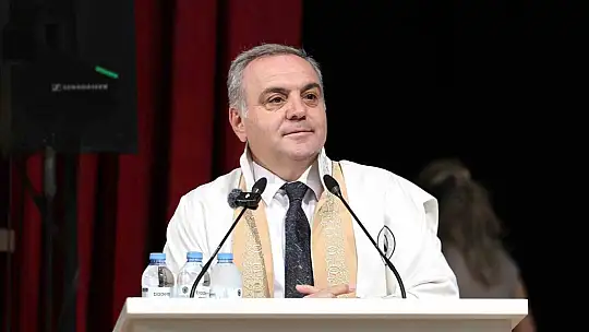 ERÜ Edebiyat Fakültesi'nde 450 öğrenci mezun oldu